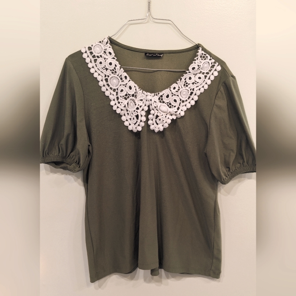 Allison Andrews Large lace collared top